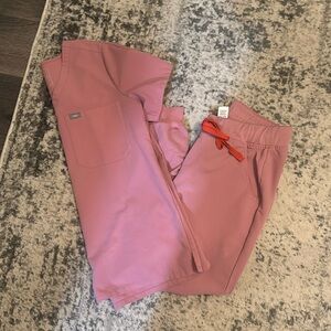 FIGS Scrub Set
Zamora joggers and one pocket top